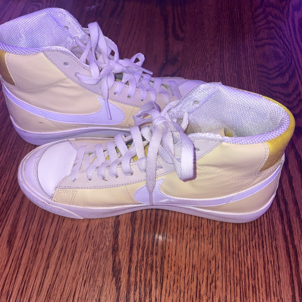 Bicycle yellow Nike blazers